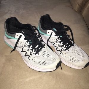 NIKE ZOOM TENNIS SHOES